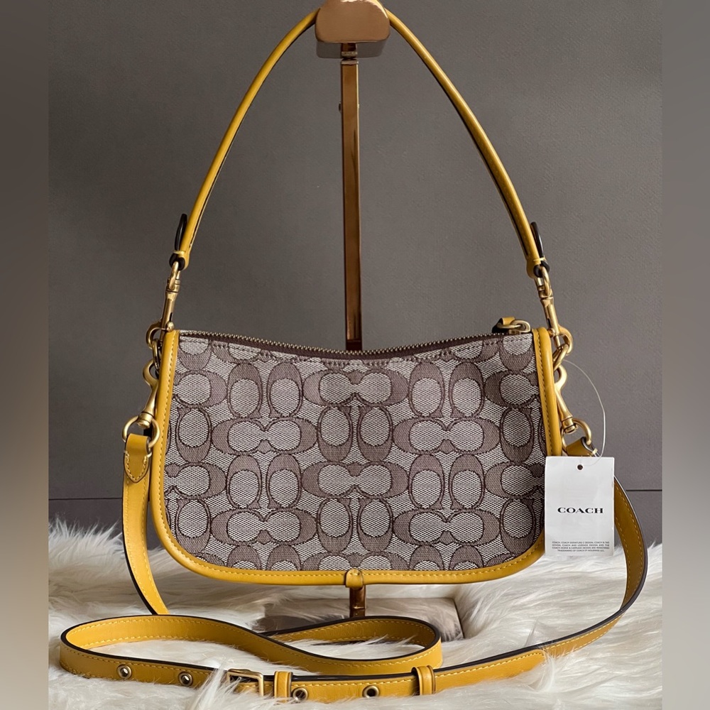 💰SOLD - CD678 - Coach Swinger in Signature Jacquard - Picture 4 of 11